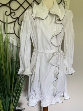 NWT JERRY T Size Large Gorgeous White Dressy Jacket  with Frilly Zipper Edge Hem